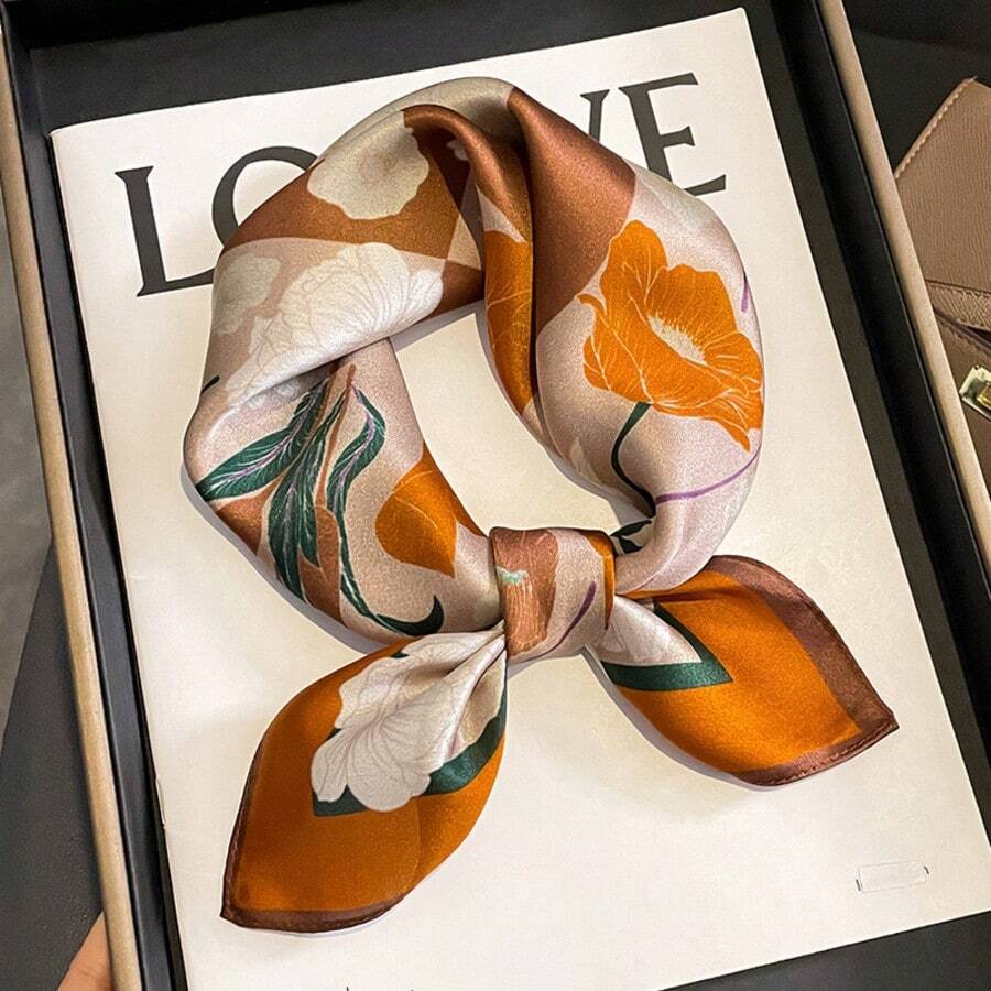 1条新款花卉图案缎面质感方巾，时尚百搭丝滑柔软薄款头巾，可作头饰、披肩、发饰，搭配连衣裙穿着。