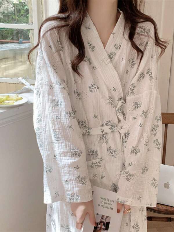 نمط انستقرام لملابس النساء ربيع وصيف 2025 الجديدة، بشموت ياباني فضفاض مزخرف بأزهار صغيرة، كيمونو طويل لرداء الحمام ولبس المنزل