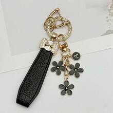 1 件优质皮绳汽车钥匙扣，配可爱樱花字母吊坠 - 耐用、时尚、多功能女士钥匙扣 - 多种颜色，是送给车主的完美配饰和创意礼物