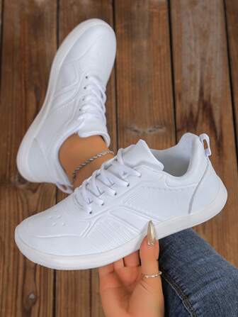 大码女式运动鞋，采用简约皮革拼接和系带前开合设计，适合户外运动、休闲穿着、防滑步行运动鞋