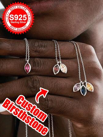 Anpassat halsband i 925 sterlingsilver med droppformad födelsesten - En unik personlig present till vänner, familj eller nära och kära. Perfekt för födelsedagar, årsdagar eller speciella tillfällen. Detta halsband är tillverkat av högkvalitativt 925 sterlingsilver och kan anpassas med en, två eller tre droppformade födelsestenar. Modernt och meningsfullt, det är det perfekta valet för att fira livets viktiga ögonblick och en idealisk present till dina nära och kära.