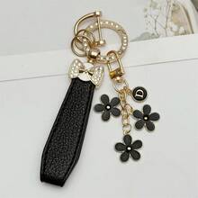 1 件优质皮绳汽车钥匙扣，配可爱樱花字母吊坠 - 耐用、时尚、多功能女士钥匙扣 - 多种颜色，是送给车主的完美配饰和创意礼物