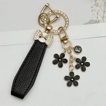 1 件优质皮绳汽车钥匙扣，配可爱樱花字母吊坠 - 耐用、时尚、多功能女士钥匙扣 - 多种颜色，是送给车主的完美配饰和创意礼物