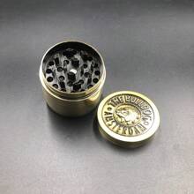 Molinillo de tabaco tipo bulldog de metal de 1.6/2 pulgadas, moledor manual vintage de aleación de zinc con relieve de 4 capas en color plateado, dientes duraderos, trituradora de cigarrillos portátil mini de bronce, accesorios para fumar