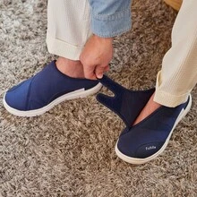 FitVille Scarpe sanitarie extra larghe da uomo con chiusura in Gancio e anello, pantofole per anziani, scarpe riabilitative per piedi larghi, taglia 41-50 - Blu - Visualizzare 3