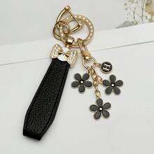 1 件优质皮绳汽车钥匙扣，配可爱樱花字母吊坠 - 耐用、时尚、多功能女士钥匙扣 - 多种颜色，是送给车主的完美配饰和创意礼物