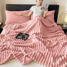 1 Stück einfarbige gestreifte, weiche und warme Plüschdecke, geeignet für Dekorationen am Valentinstag, Weihnachten, vielseitig verwendbare Überwurfdecke für Bett, Sofa, Reisen, Büro, Schlafzimmerdekoration, Heimdekoration, für alle Jahreszeiten, perfektes Geschenk für Freunde und Familie zu Weihnachten, Halloween - Leichte Bohnenpaste - Übersicht 5