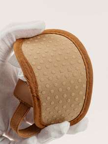 1 双女婴花卉蕾丝设计平底可爱凉鞋，适合夏季