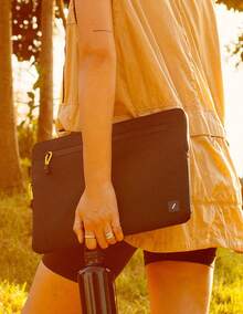 Funda Ultra Ligera para Macbook 16" Negro Native Union - iOS - Ver 5