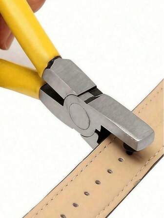 1 multifunctionele perforator, precisiegereedschap voor metaalbewerking, geschikt voor riemen van synthetisch leer, veters en halsbanden van huisdieren - stevige perforator van koolstofstaal, robuuste perforator van koolstofstaal met multifunctionele gleuf voor riemen en veters - ideaal voor horloges, sandalen en labels - nauwkeurige gaten van 2 mm, duurzaam geel handvat, universele perforator voor armbanden - een ideaal cadeau voor horlogeliefhebbers (willekeurige kleur)