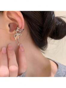 Elegant Silver Tone Ribbon Bow Ear Cuff With Sparkling Gem Accent – Chic Non-Piercing Ear Wrap Featuring A Delicate Layered Ribbon Bow Design With Subtle Sparkling Gemstone Accent – Adjustable Clip-On Style For Non-Pierced Ears – Comfortable, Lightweight, And Perfect For Everyday Wear, Parties, Weddings, And Special Occasions – A Unique Gift For Women And Teen Girls Who Appreciate Whimsical And Feminine Jewelry - 彩色 - 查看 2