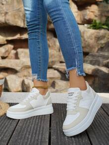 女士皮革拼接白色一脚蹬系带拼色舒适厚底运动鞋，带隐藏增高功能