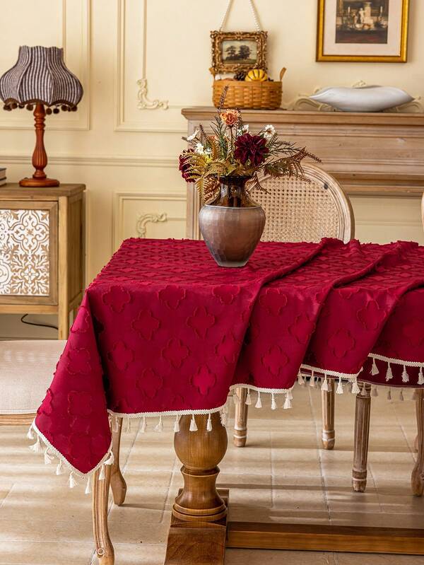 1 szt. Świąteczny czerwony obrus, prostokątny obrus na stół jadalny, dekoracyjna tkanina z wyciętym wzorem 3D czterolistnej koniczyny i frędzlami, odpowiednia na stolik kawowy, stolik nocny, wystrój kuchni, zmywalna, na uroczystości, święta, imprezę, Nowy Rok, wystrój domu, jesień/zima