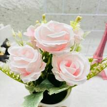 1 pièce Décoration de maison Fleur de rose artificielle en pot, centre de décoration de pièce Fleurs artificielles en plastique, décoration de table Fleurs de décoration en pot, décoration de mariage Fête cheminée Décoration murale de chambre à coucher, banquet d'amis, centre de table de rendez-vous d'amoureux, décoration de vigne d'Halloween, décoration de Noël, décoration de vase de bureau, convient pour le mariage, la table, la chambre à coucher, la décoration murale, plantes artificielles