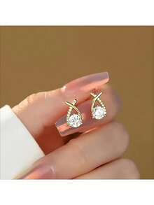 Elegant Gold Tone Teardrop Stud Earrings With Sparkling Cubic Zirconia – Timeless And Sophisticated Design Featuring Criss-Cross Detailing And Brilliant Round Centerstone, Lightweight And Comfortable For All-Day Wear, Perfect For Weddings, Parties, Office Wear, And Special Occasions, Ideal Gift For Women & Teen Girls. - 彩色 - 查看 4
