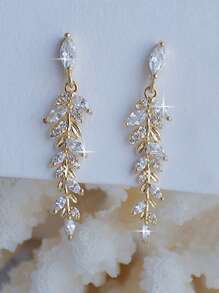 1 paire de boucles d'oreilles pendantes de feuille d'érable cubique zircone élégante. Bijoux de luxe pour femmes, boucles d'oreilles de fiançailles et de mariage. Idéal pour les filles, les déplacements quotidiens, les rendez-vous et les cadeaux