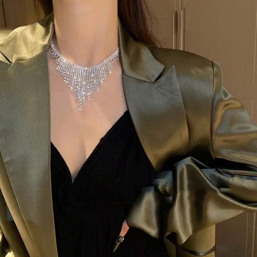 1 pezzo Collana con nappine e strass personalizzata, con design di gioielli