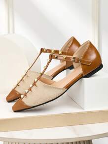 أحذية كعب مسطح للنساء موديل 2025 بتصميم ألوان متباينة وفتحات، أحذية فرنسية ذات أصبع مدبب، أحذية أنيقة وعملية للارتداء اليومي، بتفاصيل ملونة وخياطة وفتحات أنيقة