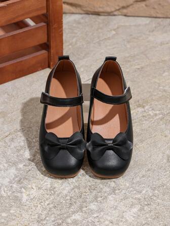 1 paire de ballerines noires pour filles avec design réglable à boucle et à boucle, bout rond, semelle TPR antidérapante, légère, confortable avec décoration nœud, couleur unie. Convient aux élèves de 5 à 14 ans d'école primaire et secondaire. Pour l'été/l'automne, l'école, les festivals, le port quotidien intérieur/extérieur