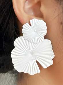 1 par de brincos de metal geométricos florais pintados de branco, delicados, versáteis e exagerados, adequados para festas e uso diário