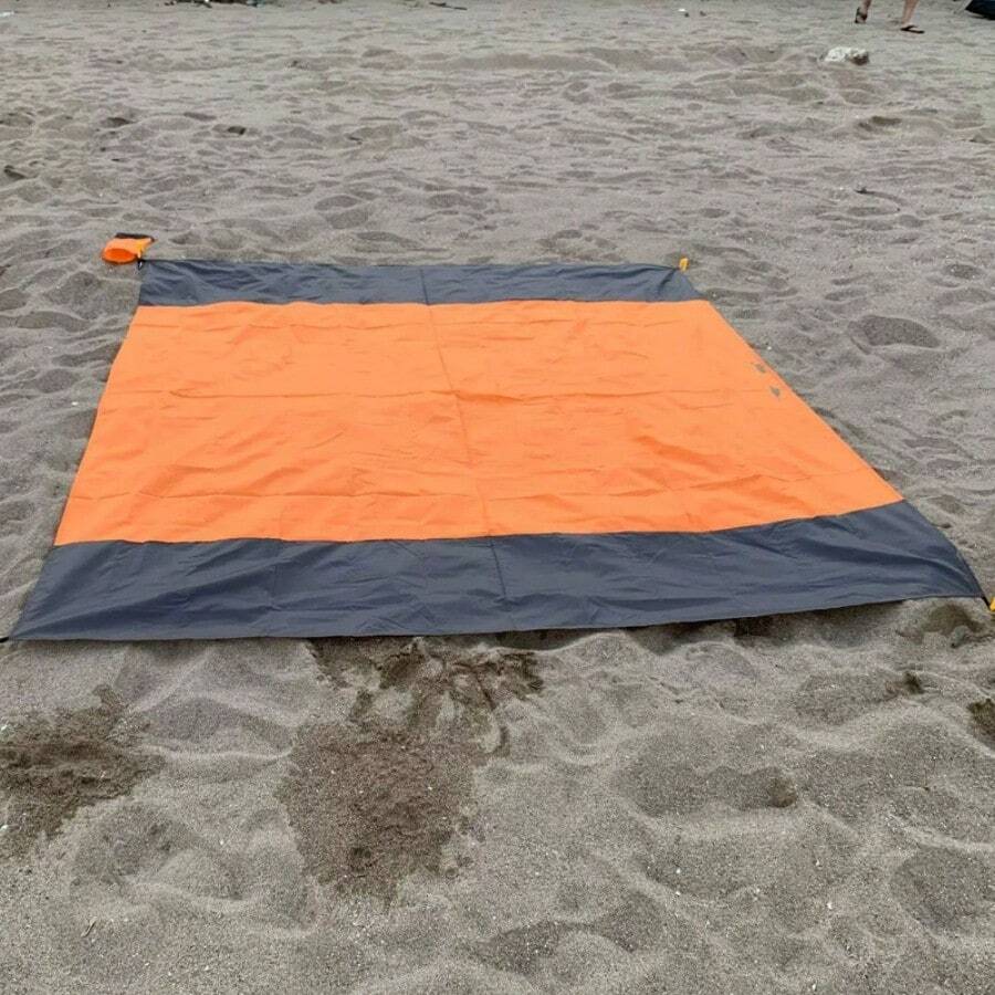 The Two-Color Design Is Eye-Catching And The Functions Are Even Better! The Polyester Foldable Picnic Mat Does Not Stick To Sand And Grass And Keeps It Clean. It Is Waterproof And Wear-Resistant And Can Adapt To Changing Environments. It Can Easily Create An Atmosphere For A Beach Picnic! - Baby Blue - View 1