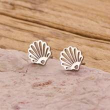 1 paire de boucles d'oreilles à la mode en acier inoxydable pour femme, en forme de coquillage avec texture ajourée, un cadeau à la mode, adapté à toutes les saisons et aux soirées.