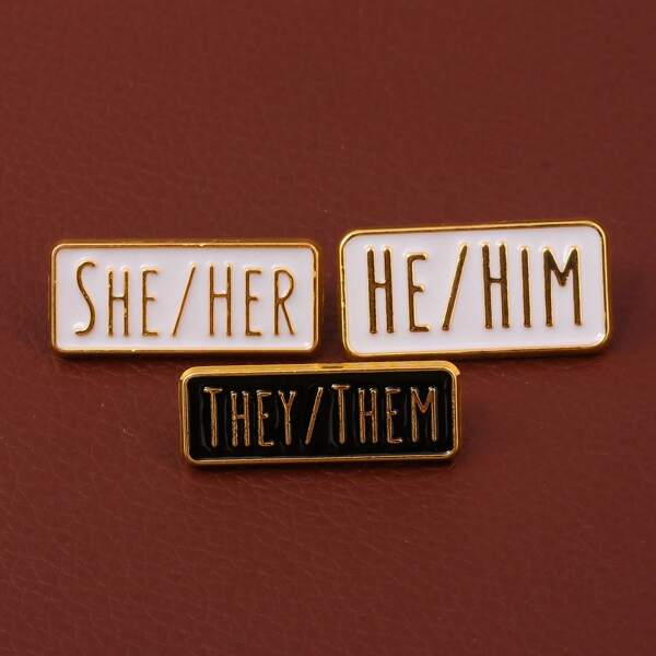 1pc She/Her/They English Letter Brooch Pin, Metal Personalized Creative Minimalist Black & White Badge Decoration, Gift For Fans, Friends Backpack For School