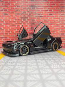 ESCBBXX Un modelo de coche de carreras simulado, con una carrocería hecha de aleación de cinc. Las dos puertas se pueden abrir, y también se pueden abrir el capó delantero y la puerta del maletero. Es un coche de juguete para niños con funciones simuladas de sonido y iluminación. El modelo del coche es rico en detalles, de acabado exquisito y de buena calidad. Es adecuado para la colección y se puede regalar como regalo de cumpleaños a los niños.