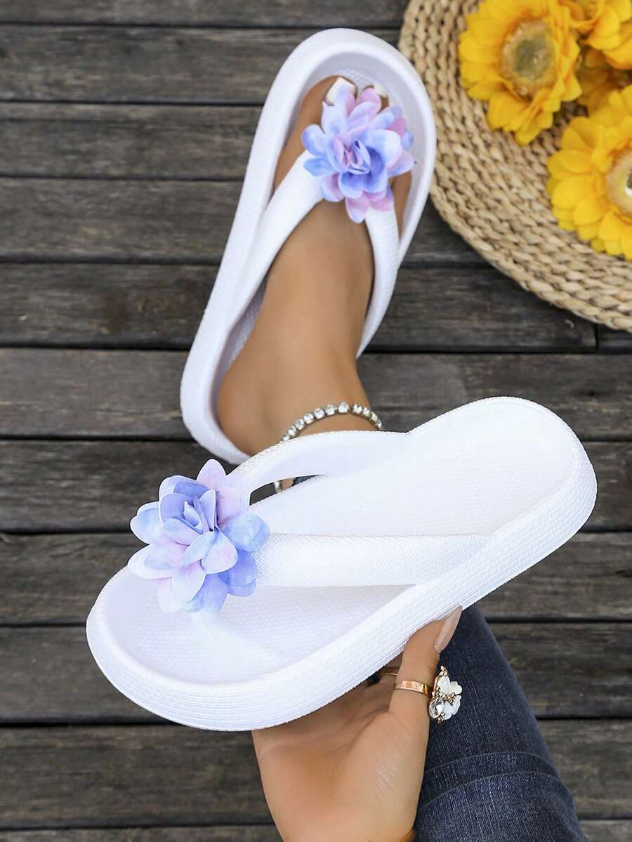 女士浪漫扎染面料花卉装饰人字拖，舒适休闲沙滩、派对、户外和室内拖鞋，厚底平底，夏季百搭 - 白色 - 查看 1