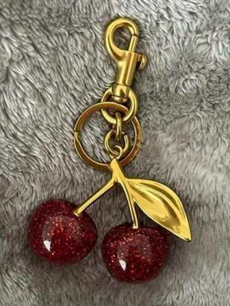 1个樱桃吊坠，可作女士包包或钥匙扣挂件，樱桃装饰，个性化包包装饰，女士汽车配件，包包挂件，学校万圣节配件，教师节圣诞节礼物，包包挂件，汽车配件，朋友姐妹礼物创意
