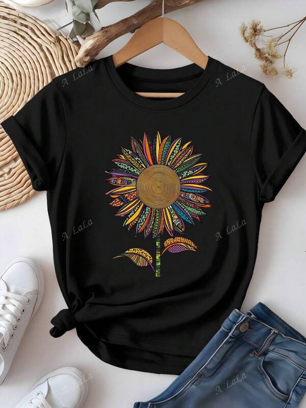Plus Size Dames Ronde Hals Bohemian Stijl Kleurrijk Zonnebloempatroon Gevuld Met Een Vrijgevochten Sfeer Lente Zomer 2025 Nieuwe Aankomsten Print Zwart T-shirt Met Korte Mouwen