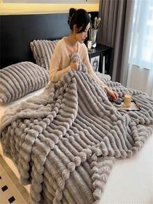 1 Chăn lông cừu mềm mại ấm áp họa tiết kẻ sọc màu trơn, thích hợp cho phòng ngủ, trang trí phòng, mọi mùa, quà tặng, chăn đắp mềm mại thoải mái cho nữ, có thể giặt bằng máy, phong cách hiện đại, đa năng, kết cấu mềm mại, thích hợp cho giường, ghế sofa, du lịch, văn phòng, Giáng sinh, Halloween, Ngày của Mẹ, quà tặng chăn len, chăn cắm trại, chăn lông nhân tạo tua rua cỡ lớn, chăn vải nỉ, chăn ngủ trưa, chăn đắp nhỏ cho văn phòng - Màu Xám nhạt - Xem 7