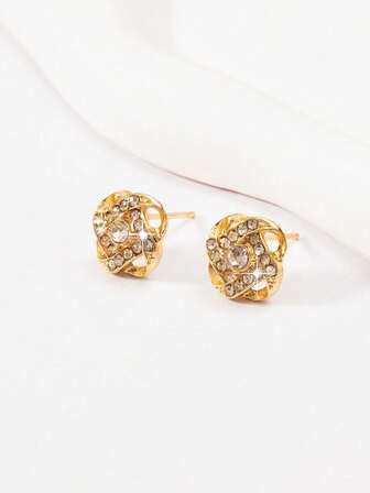 Un par de pendientes exquisitos y de moda con circonita en forma de D para mujeres