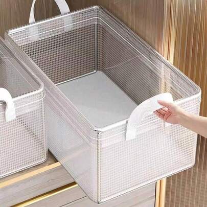 1个大容量透明衣物收纳盒，简约PVC材质可折叠钢架整理盒，适用于家居装饰、节日装饰、房间装饰、卧室装饰、收纳整理，可存放白色T恤、黑色裤子、女士冬装、连衣裙等。