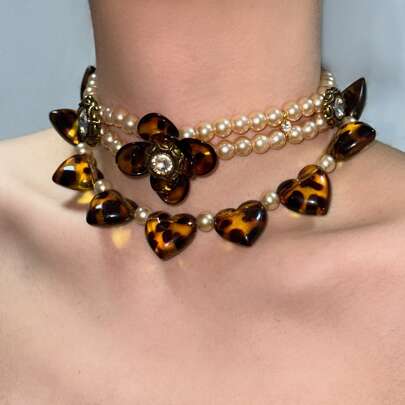 1 pieza de collar de gargantilla de doble capa con estampado de leopardo en forma de corazón, flor con estampado de leopardo y lazo con estampado de leopardo y perlas, combinado con cadena de cristal para la clavícula, adecuado para que las mujeres lo usen en ocasiones diarias o de vacaciones