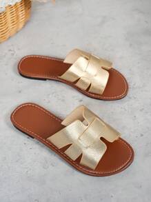Sandales plates plissées à bout carré à la mode pour femmes, coupe large. Tongs coulissantes dorées de style estival pour villégiature en PU