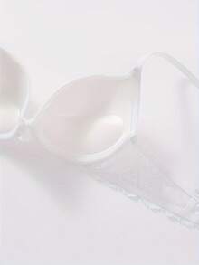 3-częściowa kolekcja wygodnej bielizny damskiej - luksusowy biustonosz push-up z delikatnymi koronkowymi detalami, wysokim wsparciem i miękką oddychającą tkaniną zapewniającą najwyższy komfort