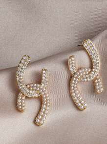 1 par de aretes de acero inoxidable con forma de C cruzada - Joyería minimalista hipoalergénica para mujeres