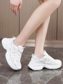 Zapatillas de deporte con plataforma versátil de colores claros casuales y suela gruesa de malla para mujer, modelo nuevo para verano 2025