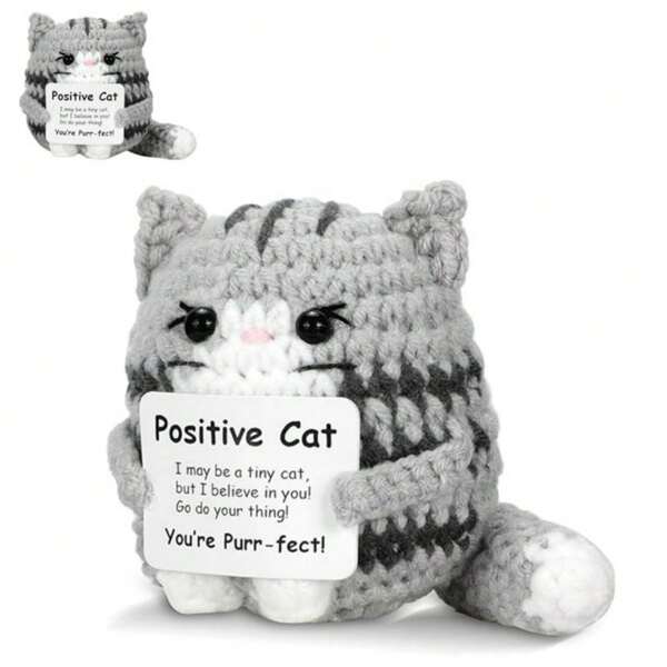 1 pieza Muñeca de peluche de gatitos tejida a mano. Palabras de energía positiva y aliento que también se pueden dar como pequeños regalos a amigos y familiares. Los encantadores juguetes de punto son muy adecuados para la sala de estar y el escritorio en el hogar, como regalos de cumpleaños y adornos decorativos para la decoración de la habitación. ¡El diseño de muñeca de regalo y las palabras de aliento son muy cálidos y dulces! ¡Estas encantadoras muñecas siempre serán tus amigas y te harán sentir relajado y feliz!