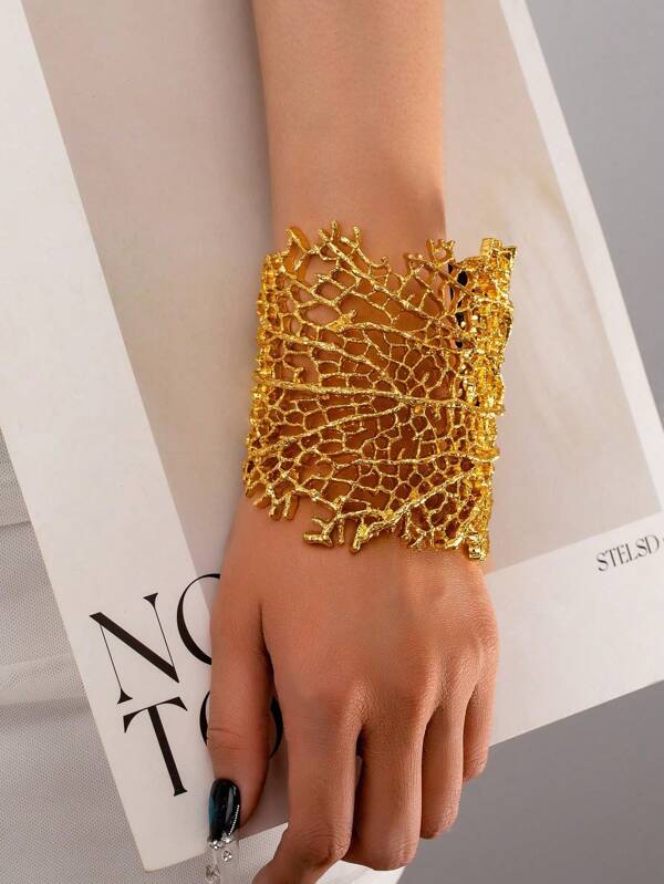 1 pieza Brazalete de coral hueco con textura de hoja vintage versátil y elegante, diseñado como un regalo de joyería elegante y adecuado para días festivos y uso diario
