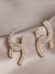 1 par de aretes de acero inoxidable con forma de C cruzada - Joyería minimalista hipoalergénica para mujeres