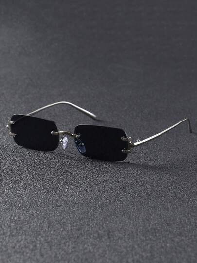 一副男士金属方形窄框时尚眼镜，适合户外街头穿着，是夏季海滩度假、户外旅行和返校季的时尚配饰。