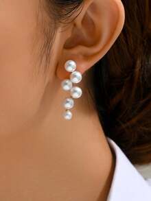 topshiny 1 par de pendientes elegantes y dulces con racimo de uvas de perlas incrustadas en diseño geométrico - Blanco - Ver 3