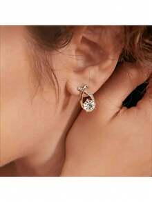 Elegant Gold Tone Teardrop Stud Earrings With Sparkling Cubic Zirconia – Timeless And Sophisticated Design Featuring Criss-Cross Detailing And Brilliant Round Centerstone, Lightweight And Comfortable For All-Day Wear, Perfect For Weddings, Parties, Office Wear, And Special Occasions, Ideal Gift For Women & Teen Girls. - 彩色 - 查看 5