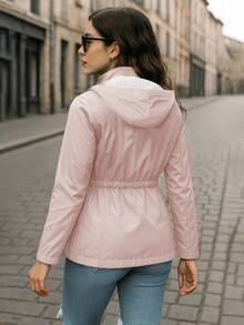 Chaqueta Rompevientos para Mujer con capucha desmontable, Ajuste Favorecedor, Estilo Casual y Urbano, Correas de Ajuste - Rosa coral - Ver 3