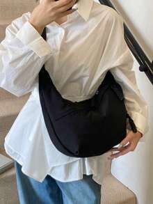 حقيبة كتف صفراء من النايلون عصرية ومقاومة للماء، بتصميم بسيط وكاجوال مناسب للدراسة والتسوق والاستخدام اليومي، له حزام عريض وتصميم سحاب متعدد، حقيبة كتف مناسبة للمدرسة