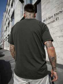 Playera Henley para Hombre de Estilo Casual y Urbano con Diseño de Botones Frontales, Corte Slim Fit que Resalta la Figura Masculina, Ideal para Looks Modernos, Juveniles y Versátiles, Perfecta para Combinar con Jeans, Joggers o Pantalones Casual, Prenda Básica e Imprescindible para el Día a Día, Estilo Minimalista y Atemporal para Primavera, Verano, Otoño e Invierno, Apta para Oficina, Citas, Salidas con Amigos, Vacaciones o Uso Diario, Streetwear y Estilo Relajado para Hombres que Buscan Comodidad sin Perder Estilo, Moda Masculina Actualizada para Toda Ocasión  Liso  Casual-Básico  Algodón    Playera Henley      Primavera - Verano - Negro - Ver 3