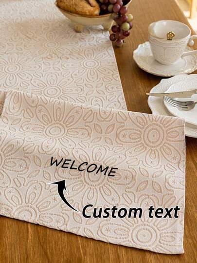 1 pieza Bandera de mesa personalizada y personalizada: Camino de mesa de jacquard gofrado francés: Artesanía de jacquard gofrado. Versátil para todos los escenarios, perfecto para mesas de madera maciza, europeas o ligeras de lujo. Su longitud cubre perfectamente el centro de la mesa, protegiendo las superficies mientras agrega capas a los ajustes de la mesa. Ideal para cenas diarias, reuniones festivas o fotografía en el hogar, mejorando sin esfuerzo el ambiente.