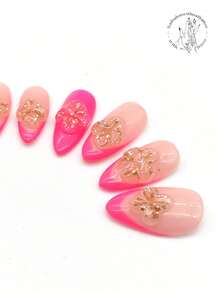 10片纯手工制作的按压式美甲贴，美甲用品，美甲贴纸，沙滩必备，25毫米长，粉色、白色等多种颜色，手绘红色花苞枝条，手绘红色花朵，红白圆点，黑色斑点装饰。春夏风格，可爱美甲贴纸。